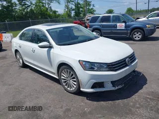 2017 Volkswagen Passat SE z VIN 1VWBT7A38HC019341, wystawiony jako IAAI lot #42132034 z przebiegiem 107 475 mil mil oraz . Historia ofert i sprzedaży dostępna na DreamBid. Obrazek 1.