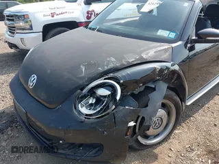 2013 Volkswagen Beetle 2.5L z VIN 3VW5X7AT5DM805978, wystawiony jako IAAI lot #42429397 z przebiegiem 62 408 mil mil oraz . Historia ofert i sprzedaży dostępna na DreamBid. Obrazek 6.