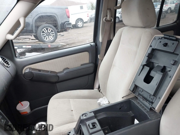 2008 Ford Explorer XLT with VIN 1FMEU73E98UB22902, listed as a IAAI auction lot 42050339 with 215,304 mi miles. Bid and sale history available at carsss.com. Image 5.