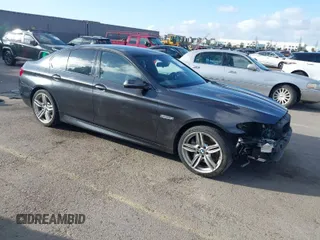 2015 BMW 5 Series 550i z VIN WBAKN9C58FD682372, wystawiony jako IAAI lot #41665387 z przebiegiem 87 909 mil mil oraz . Historia ofert i sprzedaży dostępna na DreamBid. Obrazek 1.
