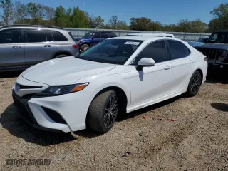 2018 Toyota Camry LE with VIN 4T1B11HK6JU130758, listed as a Copart auction lot 50690915 with 113,237 mi miles and Salvage Title. Bid and sale history available at carsss.com. Image 1.