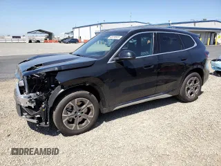 2025 BMW X1 xDrive28i z VIN WBX73EF06S5209777, wystawiony jako Copart lot #52076935 z przebiegiem 324 mil mil oraz Szkody całkowita. Historia ofert i sprzedaży dostępna na DreamBid. Obrazek 1.