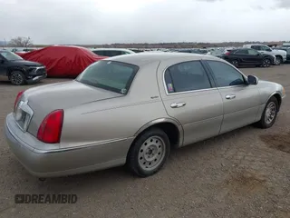 1999 Lincoln Town Car Signature z VIN 1LNHM82W0XY646721, wystawiony jako IAAI lot #41809618 z przebiegiem 173 119 mil mil oraz . Historia ofert i sprzedaży dostępna na DreamBid. Obrazek 4.