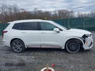 2020 Cadillac XT6 FWD Premium Luxury z VIN 1GYKPCRSXLZ137290, wystawiony jako IAAI lot #41814228 z przebiegiem 61 661 mil mil oraz . Historia ofert i sprzedaży dostępna na DreamBid. Obrazek 14.