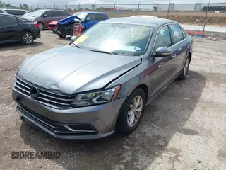 2017 Volkswagen Passat S z VIN 1VWAT7A32HC085122, wystawiony jako IAAI lot #42204880 z przebiegiem 61 935 mil mil oraz . Historia ofert i sprzedaży dostępna na DreamBid. Obrazek 2.