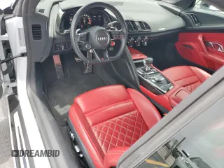 2020 Audi R8 z VIN WUAKBAFX9L7900195, wystawiony jako Copart lot #59888215 z przebiegiem 16 548 mil mil oraz Czysty tytuł • Clean title. Historia ofert i sprzedaży dostępna na DreamBid. Obrazek 8.
