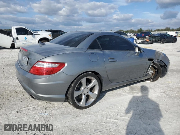 2012 Mercedes-Benz SLK 350 z VIN WDDPK5HA8CF014674, wystawiony jako Copart lot #43035715 z przebiegiem 79 506 mil mil oraz Nie do naprawy • Non repairable. Historia ofert i sprzedaży dostępna na DreamBid. Obrazek 3.