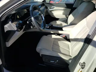 2021 Audi e-tron Sportback Prestige z VIN WA13AAGE4MB018961, wystawiony jako Copart lot #74674294 z przebiegiem Nie podano mil oraz Nie do naprawy • Non repairable. Historia ofert i sprzedaży dostępna na DreamBid. Obrazek 7.