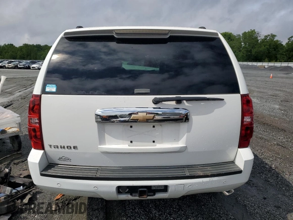 2007 Chevrolet Tahoe LTZ z VIN 1GNFC13J07R177477, wystawiony jako Copart lot #56707715 z przebiegiem 222 879 mil mil oraz Szkoda całkowita • Salvage title. Historia ofert i sprzedaży dostępna na DreamBid. Obrazek 6.