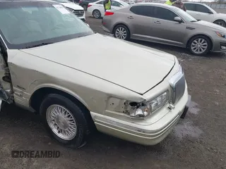 1997 Lincoln Town Car Signature z VIN 1LNLM82W8VY759792, wystawiony jako IAAI lot #41730026 z przebiegiem 60 198 mil mil oraz . Historia ofert i sprzedaży dostępna na DreamBid. Obrazek 6.