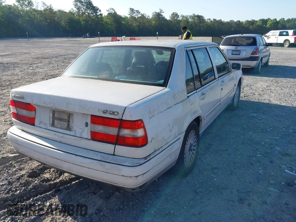 1998 Volvo S90 with VIN YV1KS9605W1129198, listed as a IAAI auction lot 42153215 with 257,242 mi miles. Bid and sale history available at carsss.com. Image 4.