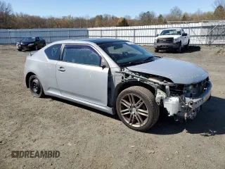 2012 Scion tC z VIN JTKJF5C71C3029365, wystawiony jako Copart lot #53423875 z przebiegiem 121 943 mil mil oraz Szkody całkowita. Historia ofert i sprzedaży dostępna na DreamBid. Obrazek 4.