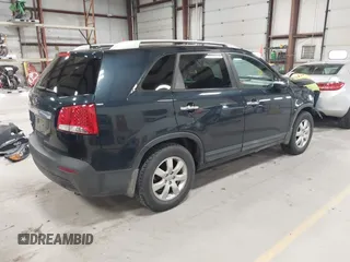 2013 Kia Sorento LX z VIN 5XYKT4A61DG371260, wystawiony jako IAAI lot #42045122 z przebiegiem 120 707 mil mil oraz . Historia ofert i sprzedaży dostępna na DreamBid. Obrazek 4.