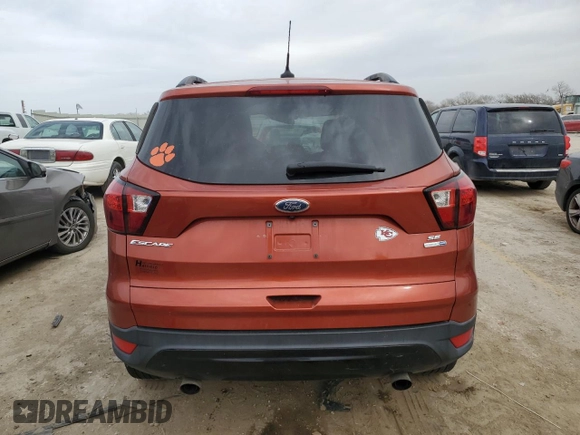2019 Ford Escape SE z VIN 1FMCU9GD0KUB59820, wystawiony jako Copart lot #49674525 z przebiegiem 69 828 mil mil oraz Szkody całkowita. Historia ofert i sprzedaży dostępna na DreamBid. Obrazek 6.