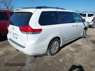 2013 Toyota Sienna XLE AAS z VIN 5TDYK3DC6DS372819, wystawiony jako IAAI lot #41395777 z przebiegiem 181 526 mil mil oraz . Historia ofert i sprzedaży dostępna na DreamBid. Obrazek 4.