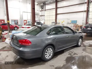 2013 Volkswagen Passat Wolfsburg Edition z VIN 1VWAH7A34DC148507, wystawiony jako IAAI lot #42339068 z przebiegiem 110 593 mil mil oraz . Historia ofert i sprzedaży dostępna na DreamBid. Obrazek 4.