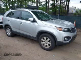 2013 Kia Sorento LX z VIN 5XYKT3A60DG338695, wystawiony jako IAAI lot #42252721 z przebiegiem 200 000 mil mil oraz . Historia ofert i sprzedaży dostępna na DreamBid. Obrazek 1.