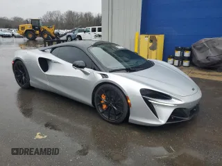 2023 McLaren Artura z VIN SBM16AEA4PW001953, wystawiony jako Copart lot #88790405 z przebiegiem 6864 mil mil oraz Nie do naprawy. Historia ofert i sprzedaży dostępna na DreamBid. Obrazek 4.