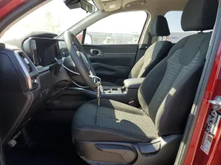 2023 Kia Sorento LX z VIN 5XYRG4LC5PG197607, wystawiony jako Copart lot #50790925 z przebiegiem 34 041 mil mil oraz Czysty tytuł • Clean title. Historia ofert i sprzedaży dostępna na DreamBid. Obrazek 7.