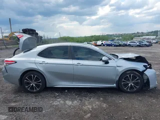 2018 Toyota Camry LE z VIN 4T1B11HK8JU649942, wystawiony jako IAAI lot #42194030 z przebiegiem 54 687 mil mil oraz . Historia ofert i sprzedaży dostępna na DreamBid. Obrazek 13.