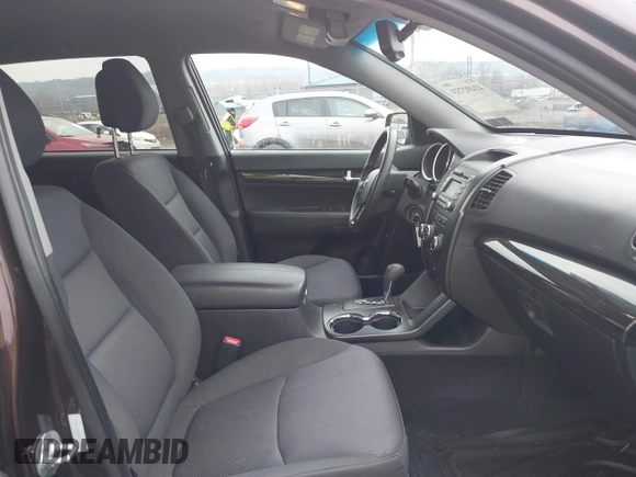 2012 Kia Sorento LX with VIN 5XYKTDA60CG189368, listed as a IAAI auction lot 41492733 with 104,349 mi miles. Bid and sale history available at carsss.com. Image 5.