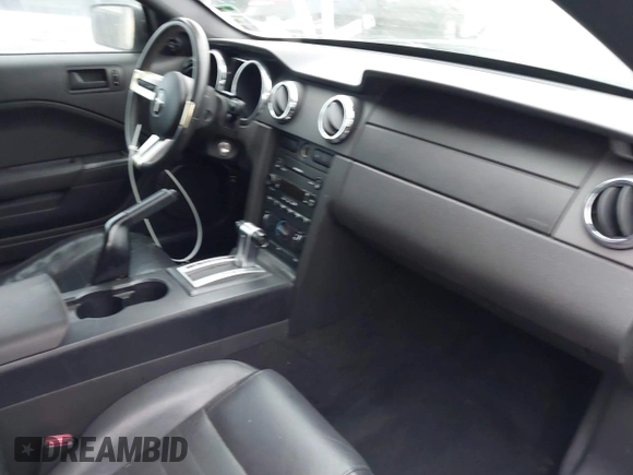2006 Ford Mustang GT Deluxe z VIN 1ZVFT82H565101630, wystawiony jako IAAI lot #41883915 z przebiegiem 172 404 mil mil oraz . Historia ofert i sprzedaży dostępna na DreamBid. Obrazek 5.