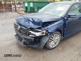 2011 Volkswagen Jetta SEL z VIN 3VWLZ7AJ2BM102447, wystawiony jako IAAI lot #42312584 z przebiegiem 103 392 mil mil oraz . Historia ofert i sprzedaży dostępna na DreamBid. Obrazek 6.