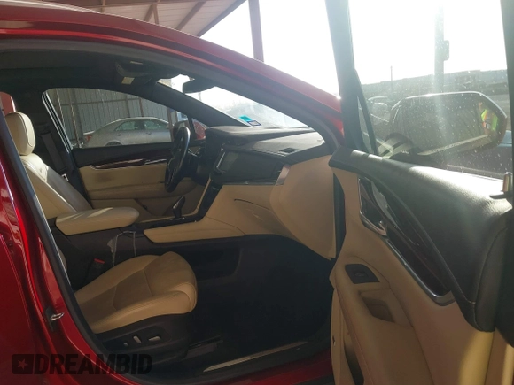 2019 Cadillac XT5 Premium Luxury FWD z VIN 1GYKNERS0KZ157287, wystawiony jako IAAI lot #41106524 z przebiegiem 131 464 mil mil oraz . Historia ofert i sprzedaży dostępna na DreamBid. Obrazek 5.