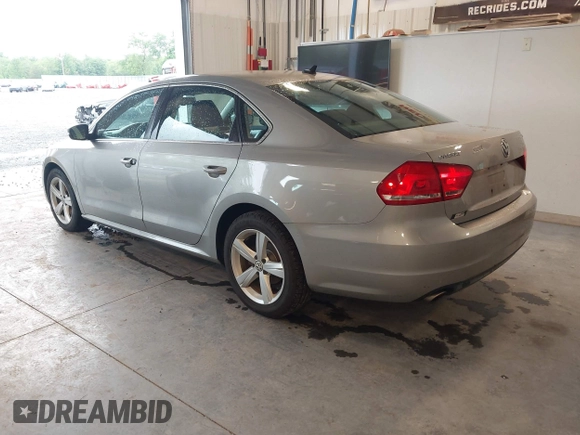 2013 Volkswagen Passat SE z VIN 1VWBP7A34DC024082, wystawiony jako IAAI lot #42308884 z przebiegiem 211 291 mil mil oraz . Historia ofert i sprzedaży dostępna na DreamBid. Obrazek 3.