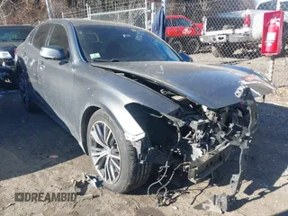 2015 Infiniti Q70 z VIN JN1BY1AR0FM562523, wystawiony jako IAAI lot #41310831 z przebiegiem 73 870 mil mil oraz . Historia ofert i sprzedaży dostępna na DreamBid. Obrazek 1.