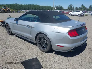 2018 Ford Mustang EcoBoost Premium z VIN 1FATP8UH9J5110286, wystawiony jako IAAI lot #42632454 z przebiegiem 60 355 mil mil oraz . Historia ofert i sprzedaży dostępna na DreamBid. Obrazek 3.