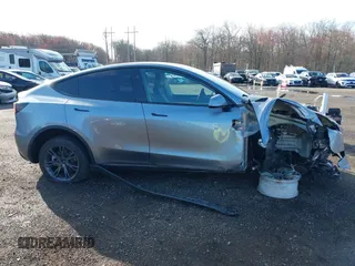 2024 Tesla Model Y Long Range z VIN 7SAYGDEE7RA300756, wystawiony jako IAAI lot #41922910 z przebiegiem 4 262 mil mil oraz . Historia ofert i sprzedaży dostępna na DreamBid. Obrazek 20.