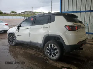 2019 Jeep Compass Trailhawk z VIN 3C4NJDDB3KT671061, wystawiony jako Copart lot #57349315 z przebiegiem Nie podano mil oraz Szkoda całkowita • Salvage title. Historia ofert i sprzedaży dostępna na DreamBid. Obrazek 2.