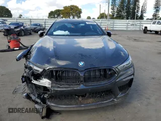 2025 BMW M8 Competition z VIN WBSGV0C09SCU29546, wystawiony jako Copart lot #44704505 z przebiegiem 202 mil mil oraz Szkody całkowita. Historia ofert i sprzedaży dostępna na DreamBid. Obrazek 5.