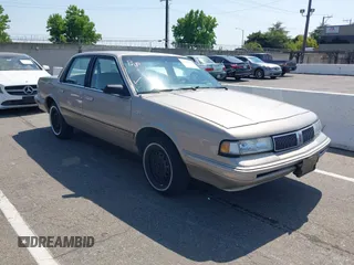 1996 Oldsmobile Cutlass Ciera 1SA VX5 z VIN 1G3AJ55M2T6340939, wystawiony jako IAAI lot #42443565 z przebiegiem 151 014 mil mil oraz . Historia ofert i sprzedaży dostępna na DreamBid. Obrazek 1.