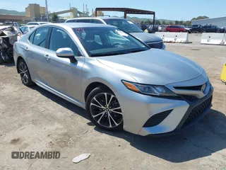 2020 Toyota Camry SE z VIN 4T1G11AK1LU944934, wystawiony jako IAAI lot #41976488 z przebiegiem 73 278 mil mil oraz . Historia ofert i sprzedaży dostępna na DreamBid. Obrazek 1.