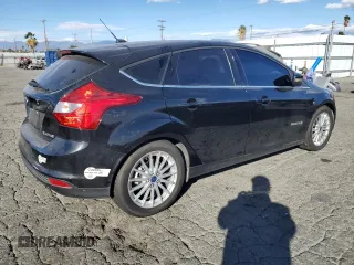 2014 Ford Focus Electric z VIN 1FADP3R46EL311822, wystawiony jako Copart lot #87134034 z przebiegiem 67 235 mil mil oraz Czysty tytuł • Clean title. Historia ofert i sprzedaży dostępna na DreamBid. Obrazek 3.
