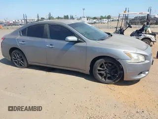 2009 Nissan Maxima S z VIN 1N4AA51E89C853790, wystawiony jako IAAI lot #42429971 z przebiegiem 240 525 mil mil oraz . Historia ofert i sprzedaży dostępna na DreamBid. Obrazek 6.