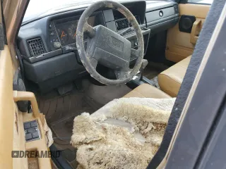 1993 Volvo 240 z VIN YV1AW8808P1945301, wystawiony jako Copart lot #76269044 z przebiegiem 121 083 mil mil oraz Nie do naprawy. Historia ofert i sprzedaży dostępna na DreamBid. Obrazek 8.