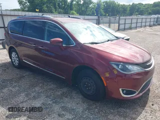 2018 Chrysler Pacifica Touring L z VIN 2C4RC1BG2JR120842, wystawiony jako IAAI lot #42431517 z przebiegiem 140 962 mil mil oraz . Historia ofert i sprzedaży dostępna na DreamBid. Obrazek 1.
