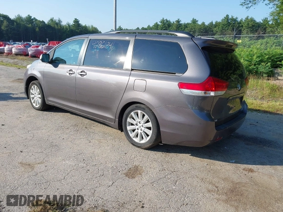 2012 Toyota Sienna XLE z VIN 5TDDK3DC9CS036692, wystawiony jako IAAI lot #42861841 z przebiegiem 122 070 mil mil oraz . Historia ofert i sprzedaży dostępna na DreamBid. Obrazek 3.