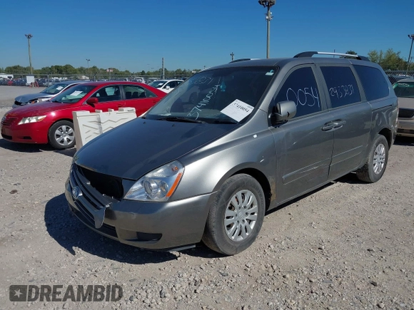 2010 Kia Sedona LX with VIN KNDMG4C34A6357531, listed as a IAAI auction lot 40493225 with 174,529 mi miles. Bid and sale history available at carsss.com. Image 2.