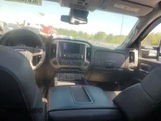 2015 GMC Sierra 3500HD Denali z VIN 1GT424E81FF535667, wystawiony jako Copart lot #52618325 z przebiegiem Nie podano mil oraz Tytuł czysty. Historia ofert i sprzedaży dostępna na DreamBid. Obrazek 8.