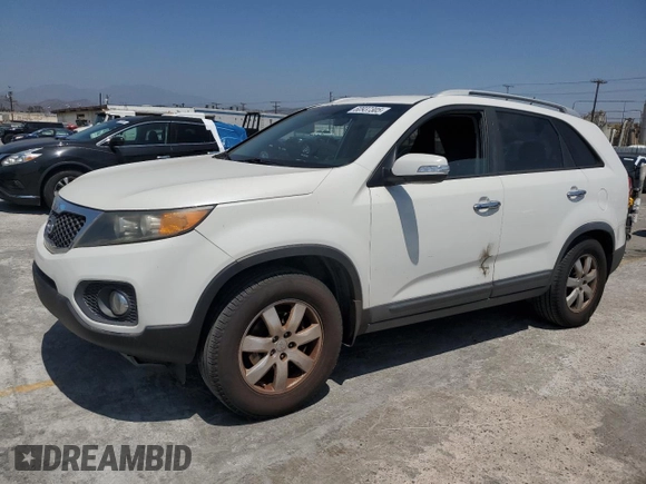 2013 Kia Sorento LX z VIN 5XYKT3A66DG400097, wystawiony jako Copart lot #60937305 z przebiegiem 177 284 mil mil oraz Czysty tytuł • Clean title. Historia ofert i sprzedaży dostępna na DreamBid. Obrazek 1.