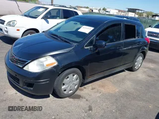 2012 Nissan Versa S z VIN 3N1BC1CP0CK210211, wystawiony jako IAAI lot #42315249 z przebiegiem 189 276 mil mil oraz . Historia ofert i sprzedaży dostępna na DreamBid. Obrazek 2.