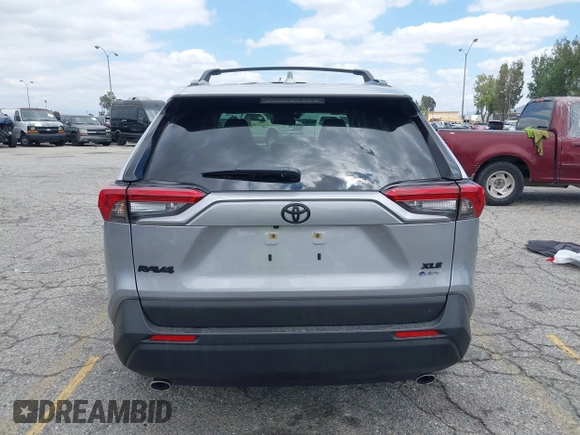 2025 Toyota RAV4 Hybrid XLE Premium z VIN JTMB6RFV5SD157761, wystawiony jako IAAI lot #42261188 z przebiegiem 3 586 mil mil oraz . Historia ofert i sprzedaży dostępna na DreamBid. Obrazek 17.