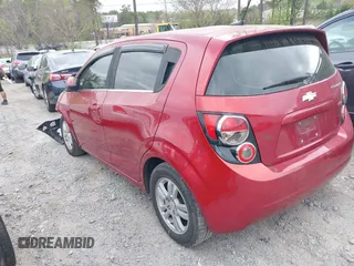 2012 Chevrolet Sonic LT z VIN 1G1JD6SBXC4179292, wystawiony jako IAAI lot #41940825 z przebiegiem 185 150 mil mil oraz . Historia ofert i sprzedaży dostępna na DreamBid. Obrazek 3.