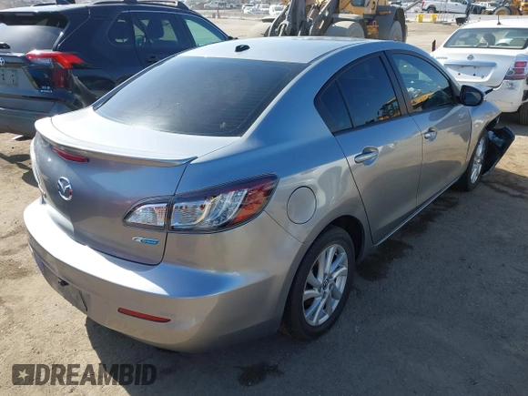 2013 Mazda 3 i Grand Touring z VIN JM1BL1WP0D1736124, wystawiony jako IAAI lot #42271018 z przebiegiem 124 478 mil mil oraz . Historia ofert i sprzedaży dostępna na DreamBid. Obrazek 4.