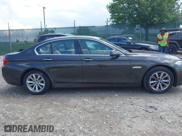 2014 BMW 5 Series 528i xDrive z VIN WBA5A7C55ED619855, wystawiony jako IAAI lot #42398223 z przebiegiem Nie podano mil oraz . Historia ofert i sprzedaży dostępna na DreamBid. Obrazek 12.