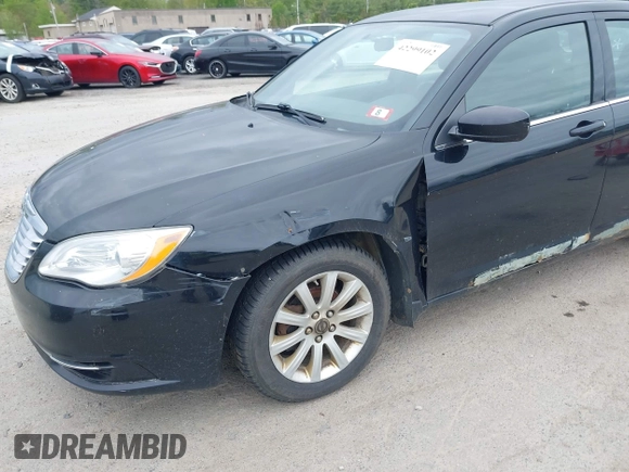 2012 Chrysler 200 Touring z VIN 1C3CCBBG4CN150165, wystawiony jako IAAI lot #42299102 z przebiegiem 188 957 mil mil oraz . Historia ofert i sprzedaży dostępna na DreamBid. Obrazek 6.